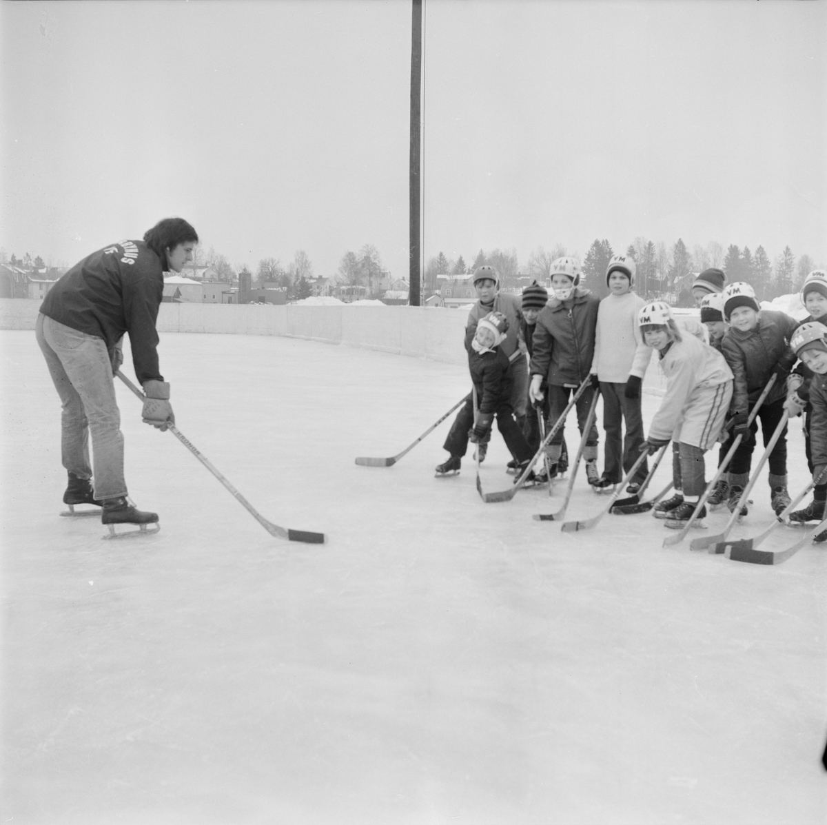 Populärt med hockey på lov, Tierp, Uppland, februari 1972