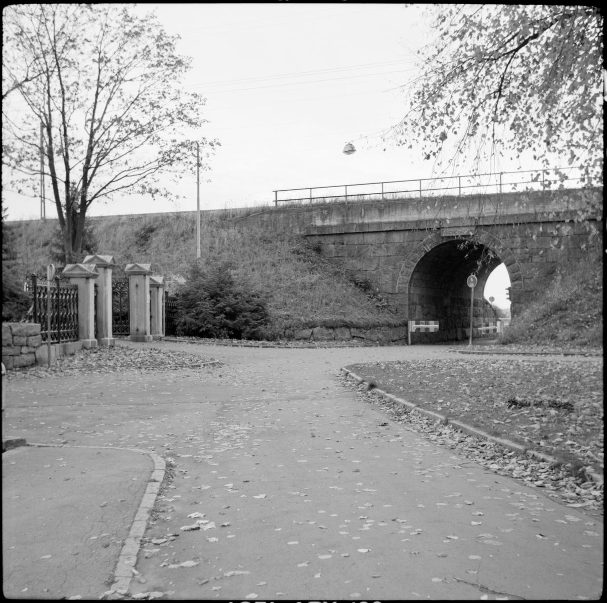 Vägport i Liljeholmen, Jönköping, till vänster syns grinden till Östra kapellet.