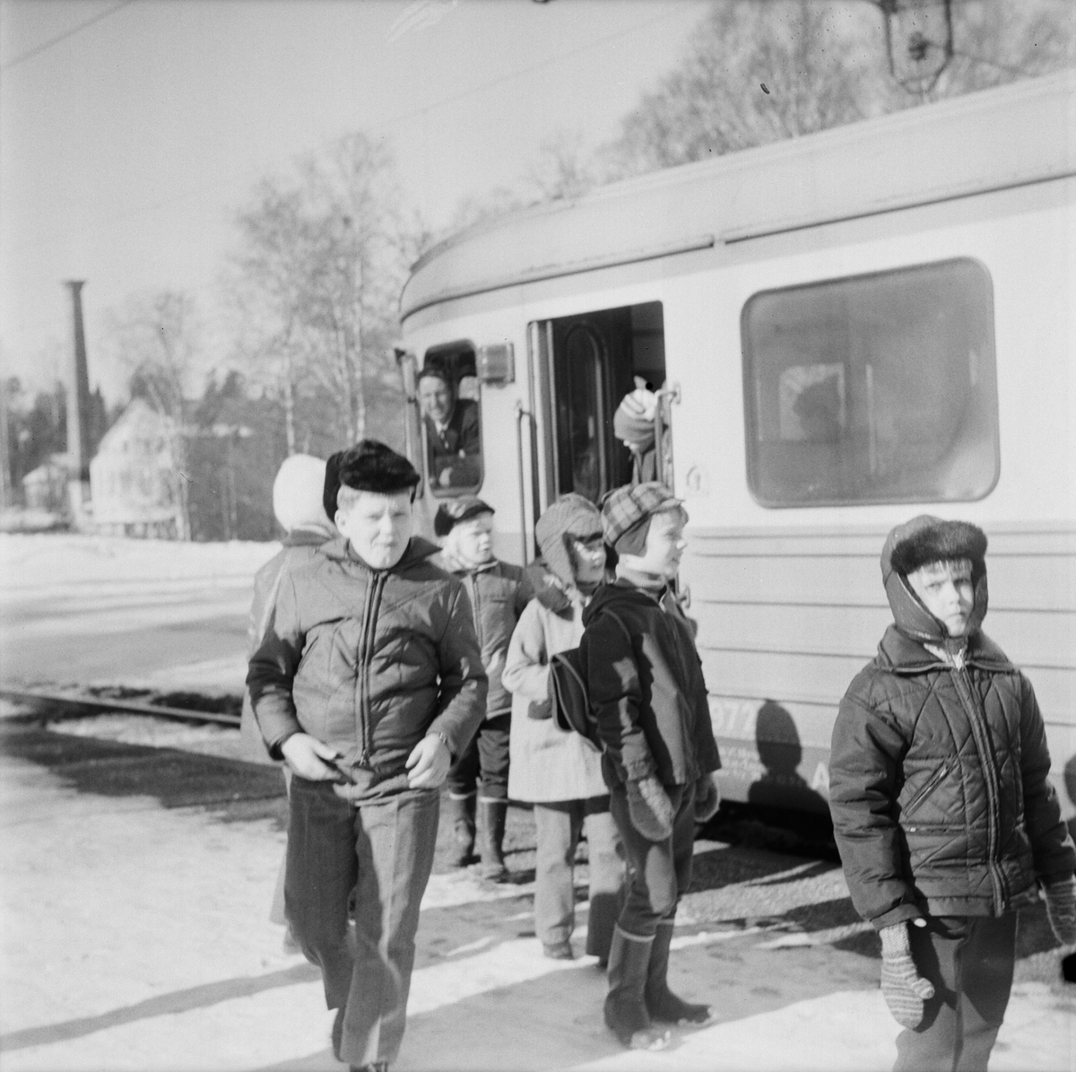 Köpa biljett och åka tåg, populär lektion i Örbyhus, Uppland, mars 1972