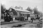 Smålands Annebergs station, persontåg med ånglok och personvagnar.