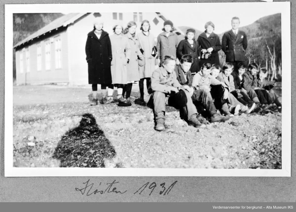 Klassebilde av 4.kl. fra skolen i Kviby i 1931. Lærer Lars Uglem sammen med sine elever der guttene sitter foran og jentene står bak.