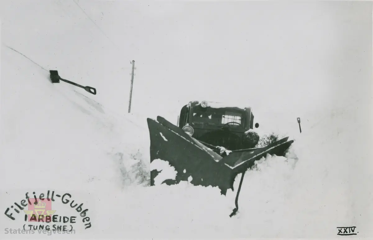 Tekst på bildet "Filefjell-Gubben". FWD lastebil modell SU fra A/S Jotunheimen og Valdresruten Bilselskap (JVB) med kjennetegn E-3928. Bilen ble levert til Jotunheimen, Valdresruten i 1936, og holdt vegen over Filefjell åpen. Klikk på pilen til høyre for å se tilleggsbilder: Legg merke til benkene på lasteplanet med tak og presenning til ly for vær og vind for brøytemannskap.   
Etter en tøff vinter 1936-1937 mottok Colbjørnsen brev fra JVB, A/S Jotunheimen og Valdresruten Bilselskap  30.04.1937, hvor de sier seg meget fornøyd med bilen de kjøpte før jul i 1936. Jf. boka "Familiefirmaet-utenom allfarvei/2000 Årsboken."Colbjørnsen & Co A/S, av Bjørn Ausjen Johannessen. Bilde av "Filefjell-Gubben" i A/S Jotunheimen og Valdresruten Bilselskap  på en av veivesenets garasjer på Filefjell vises i tilleggbildene.  FWD lastebilen "Filefjell-Gubben" ble innkjøpt av JVB  i 1936. Den til da kraftigste i landet. Vegfolk kom da også fra fjern og nær for å bivåne brøytingen, og for å se og lære. 
 "A/S Jotunheimen og Valdresruten Bilselskap  ble etablert i 1919 og har vært selve livsnerven gjennom Valdresbygdene. "Filefjell-Gubben" ble satt inn i arbeidet med å holde Filefjellvegen oppe. Med felles innsats og arbeid fra Staten og selskapets side, lykkes det å holde Filefjellvegen farbar for vintertrafikk vinteren 1936-1937, den første fjellovergang i Norge som var åpen året rundt." Jf. Kilde: "JVB. Den spede begynnelse-A/S Jotunheimen og Valdresruten Bilselskap."  
Personene på bildet er ukjente. Bildene som vises er både fra Oslo og Filefjell. 
Bildene er registrert enkeltvis på nr: 
Bilde 2) NVM 00-F-33671
Bilde 3  NVM 00-F-33672
Bilde 4  NVM 00-F-33704
Bilde 5) NVM 00-F-33705
Bilde 6) NVM 00-F-33707
Bilde 7) NVM 00-F-33708
Bilde 8) NVM 00-F-33710
Bilde 9) NVM 00-F-33711
Bilde 10)NVM 00-F33659
Bilde 11)NVM 00-F33660