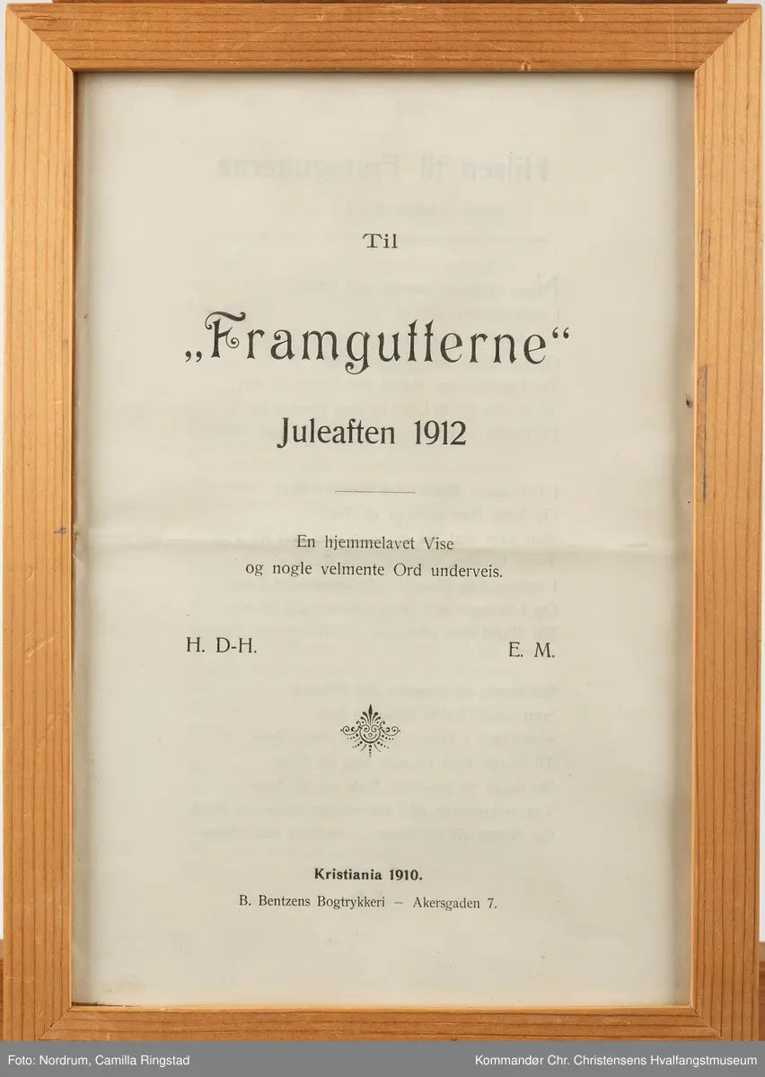 Innrammet blad. Forside synlig.