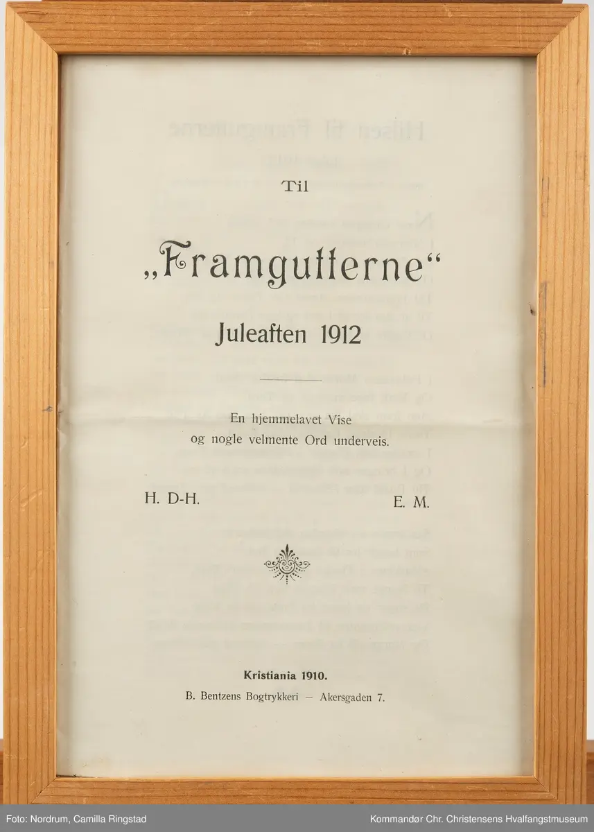 Innrammet blad. Forside synlig.