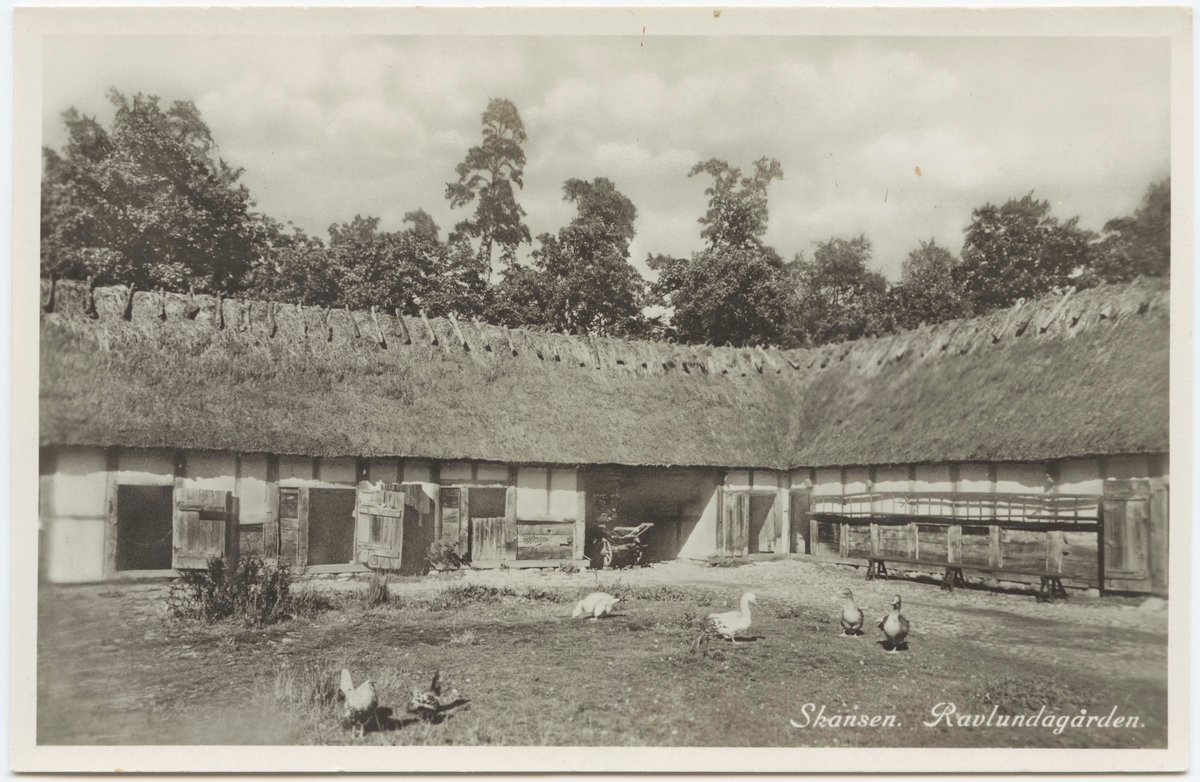 Vykort med motiv från Skansen. Ravlundagården.