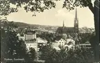 Vykort med motiv över parti av Sundsvall och Gustav Adolfs kyrka.