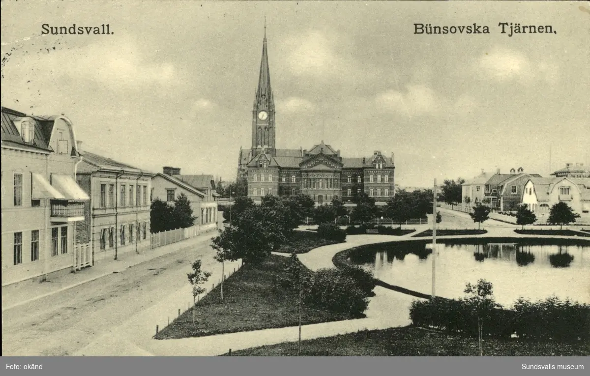 Vykort med motiv över Bünsowska tjärnen och Gustav Adolfs kyrka i bakgrunden.