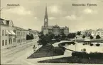 Vykort med motiv över Bünsowska tjärnen och Gustav Adolfs kyrka i bakgrunden.