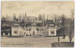 Vykort med motiv från Skansen. "Hufvudingången till Skansen"