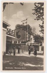 Vykort med motiv från Skansen. Skansens entré. Landskapsfano