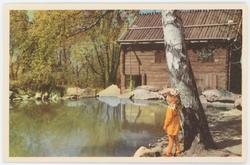 Vykort med motiv från Skansen. Liten flicka vid dammen vid L