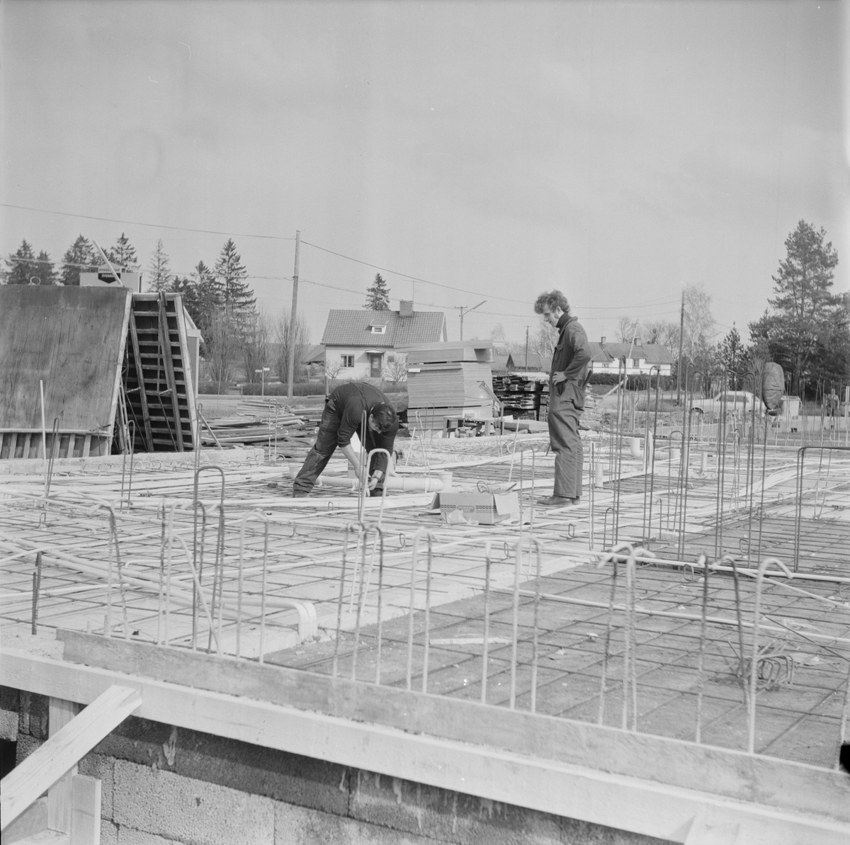 Bygge av hyreshus i Skärplinge, Uppland, april 1972