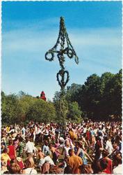 Vykort med motiv från Skansen. "Midsommardans." Skansenbesök