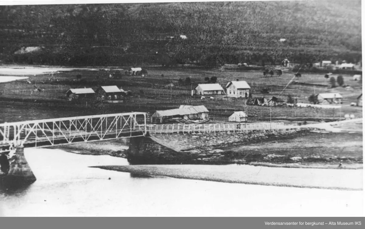 Bilde av Altabru og Kronstad sett fra Sandfallet.
Her sees: Østlyngens sagbruk, Pelle Olaussens hus, Finckenhagens Sommersted (Finckenhagen fra Hammerfest). Det hvite huset helt til høyre i bildet er fra tidlig 1930-tallet.