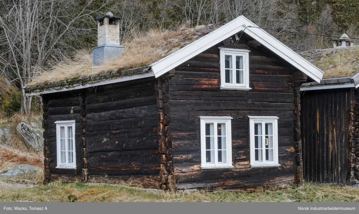Laftet bygning i halvannen etasje. Bredere og kortere enn stua ved siden av. Gammel, antagelig 1600-tallet