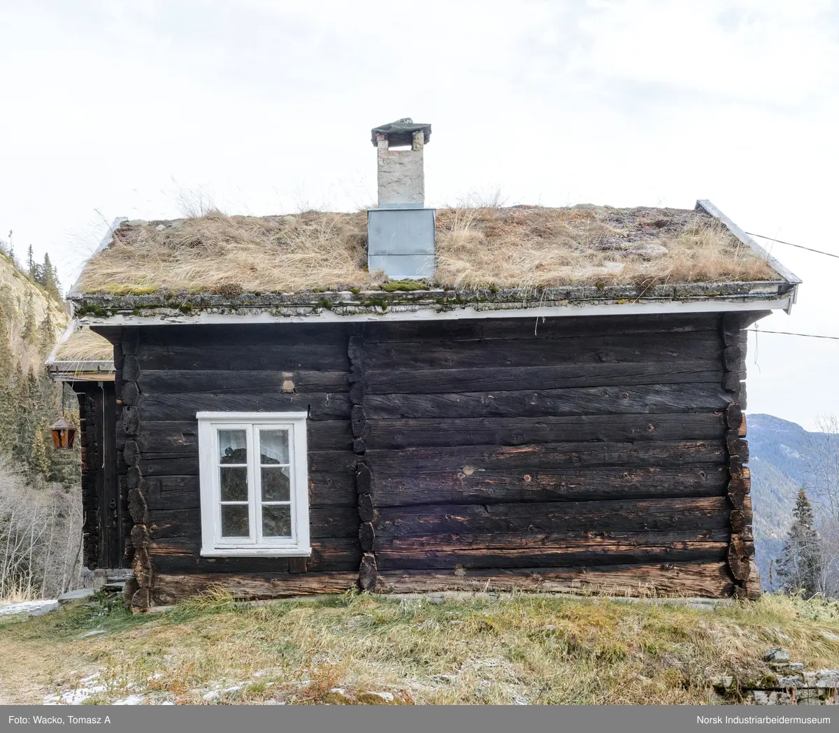 Laftet bygning i halvannen etasje. Bredere og kortere enn stua ved siden av. Gammel, antagelig 1600-tallet