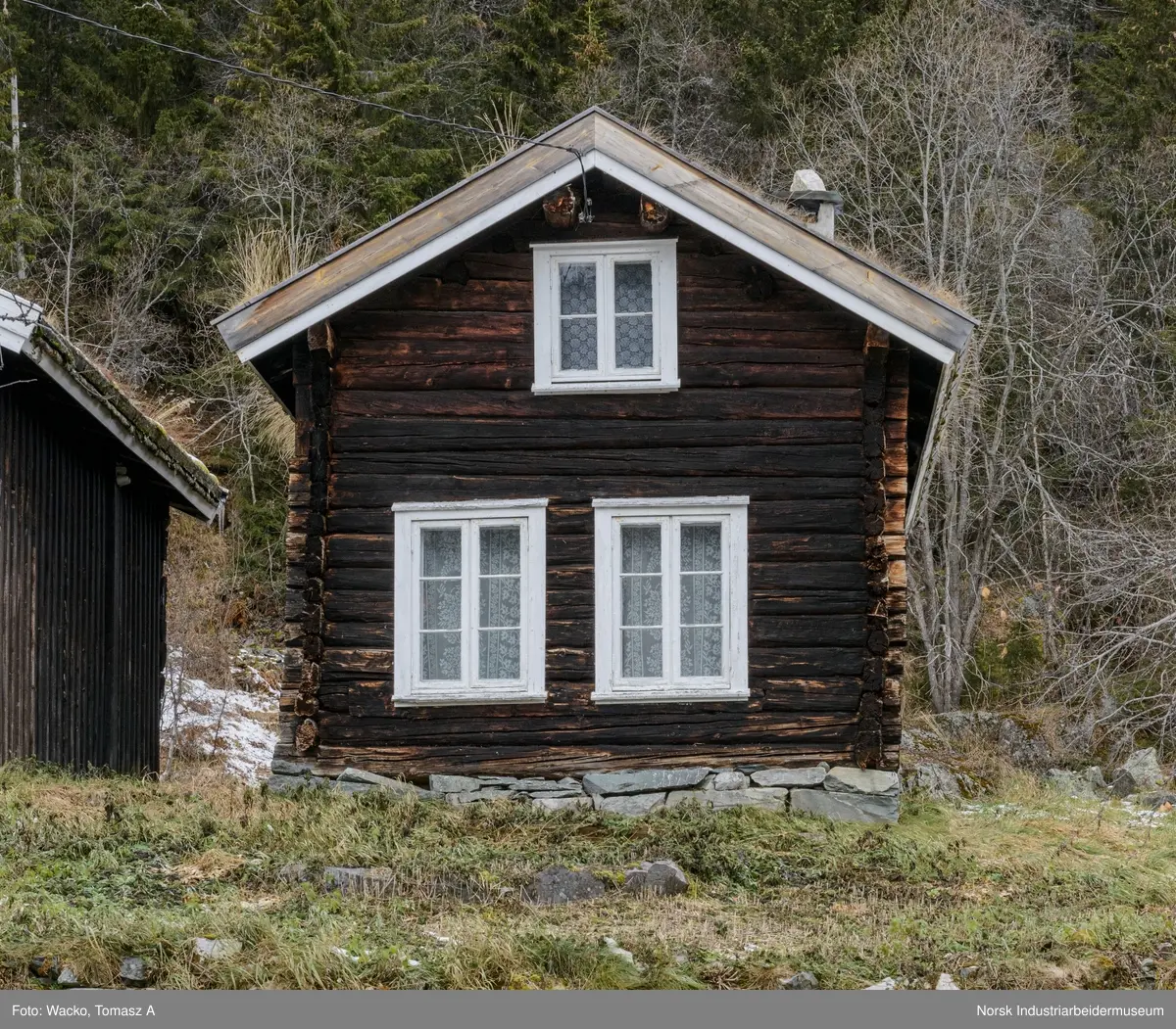 Laftet bygning i to etasjer.