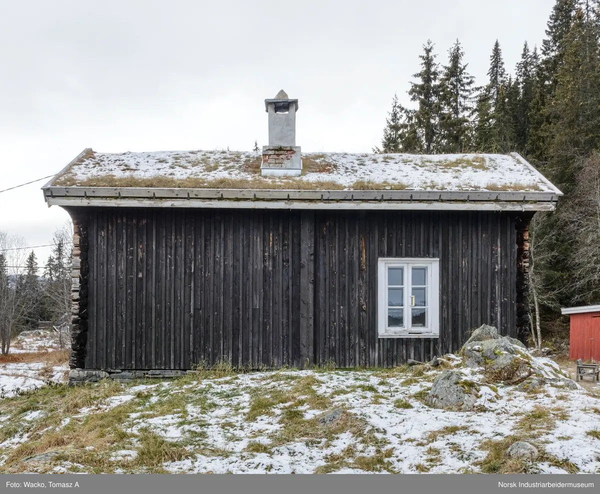 Laftet bygning i to etasjer.