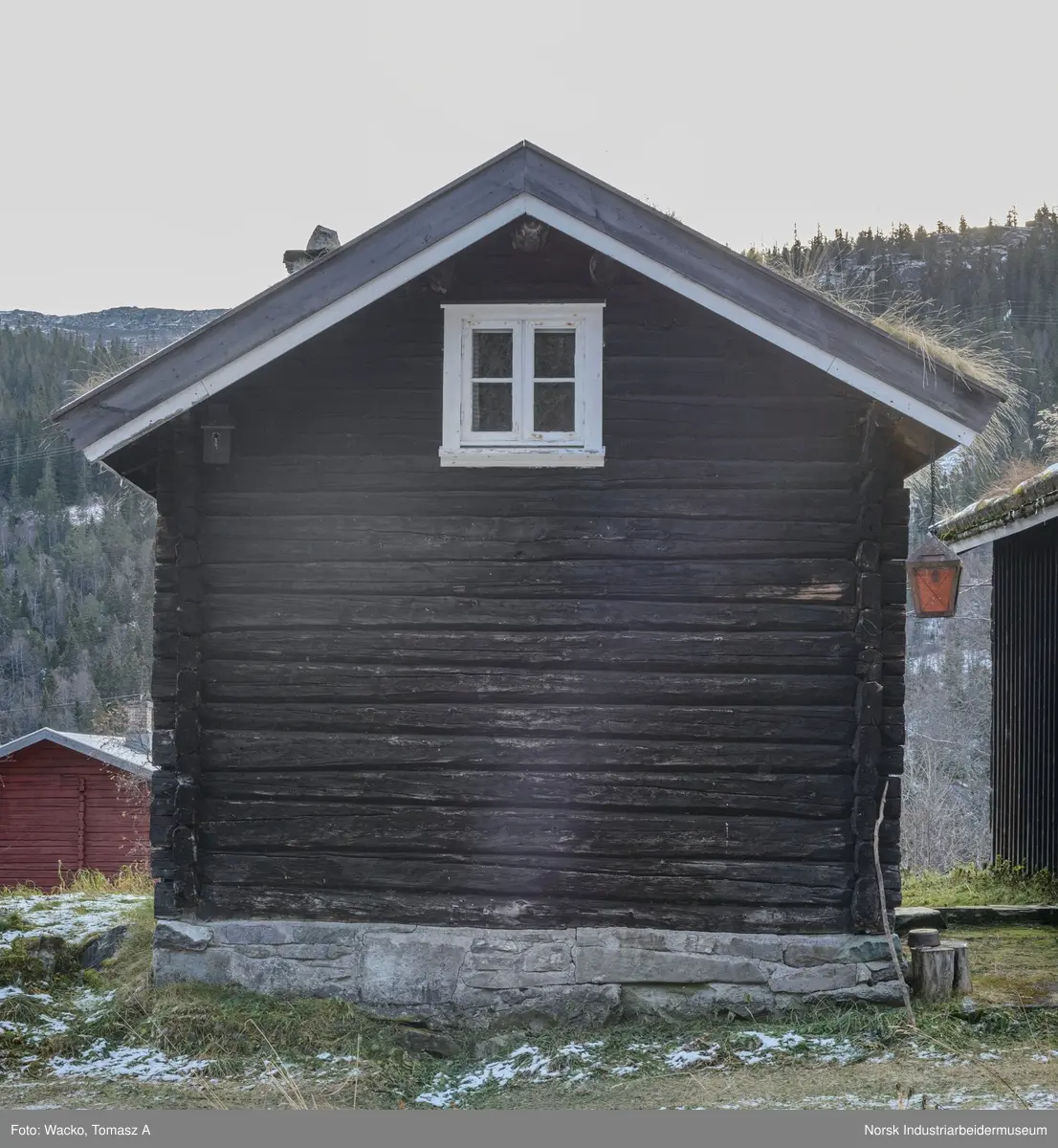 Laftet bygning i to etasjer.
