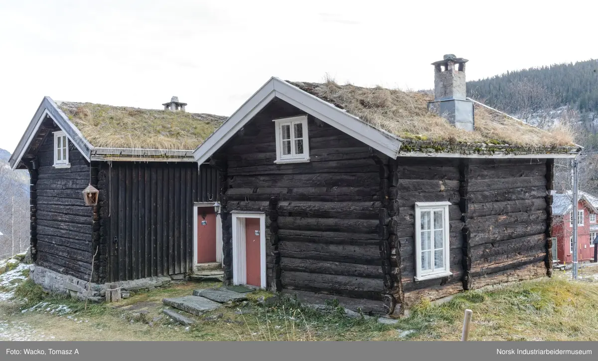 Laftet bygning i to etasjer.