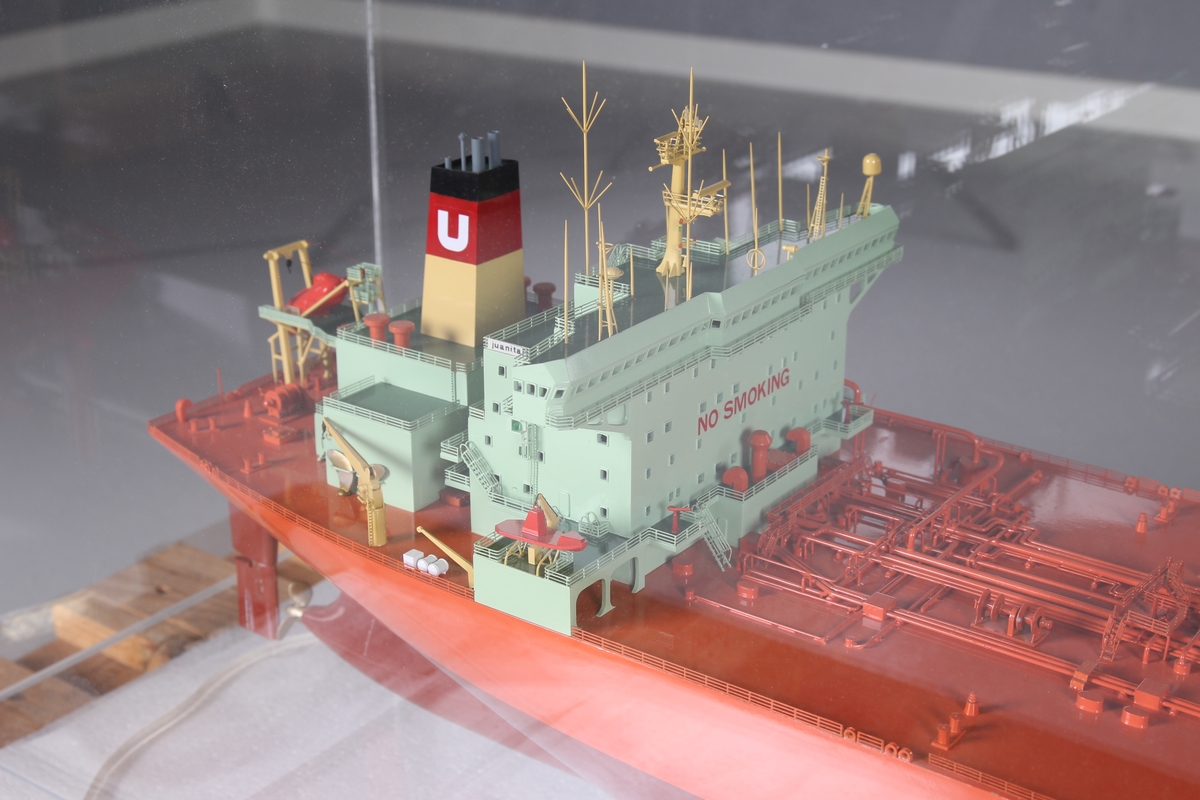 Modell av tankskipet Juanita fra rederiet Ugland.