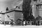 Fanöverlämning den 7 juni 1958

Regementets nya fana höjs för första gången.
Till höger, i svart uniform, ser vi landshövding Bo Hammarskjöld.

OBS! två bilder.