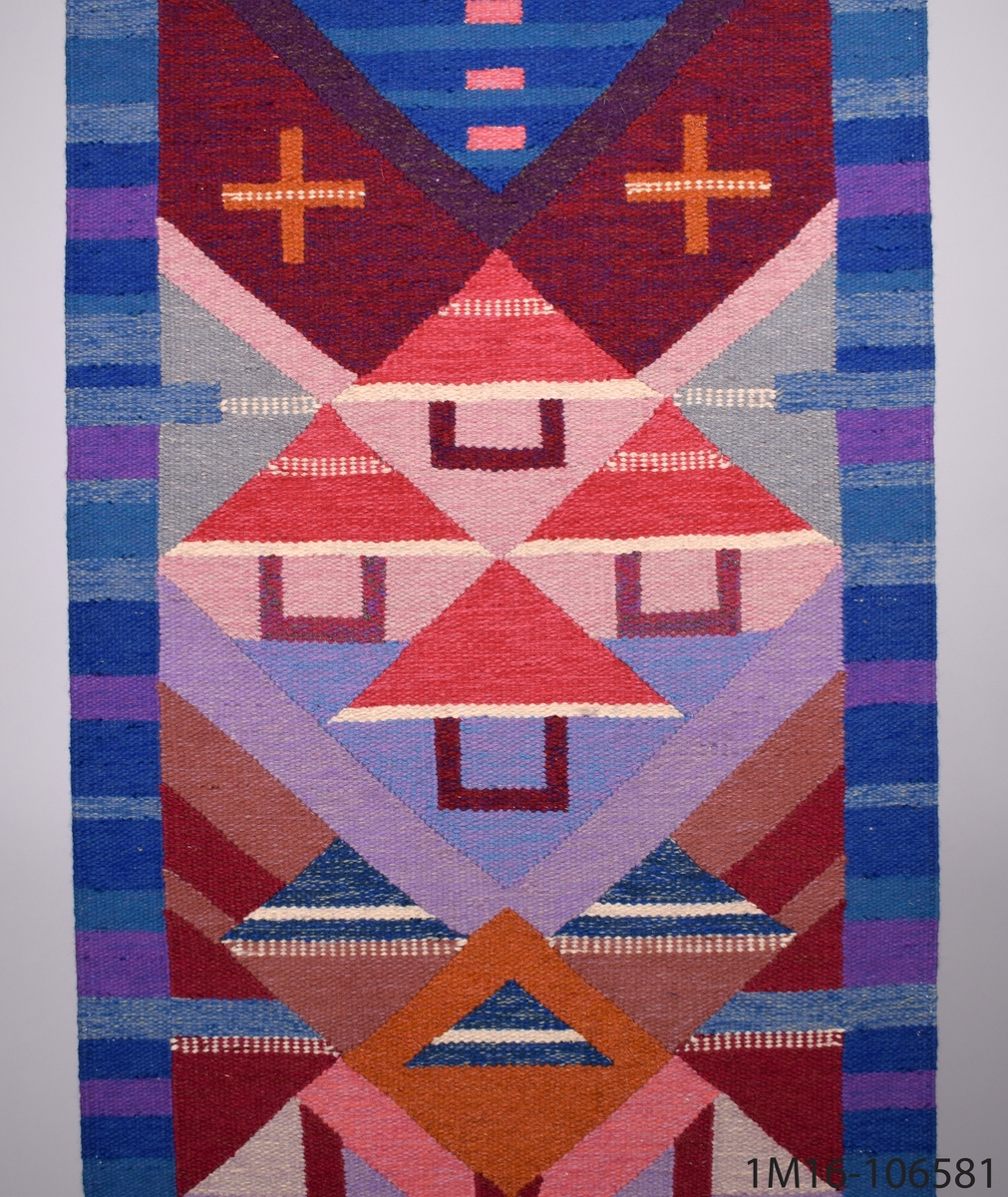 Väggtextil, vävd av Agda Österberg. På övre delen av vävnaden, ett kors.