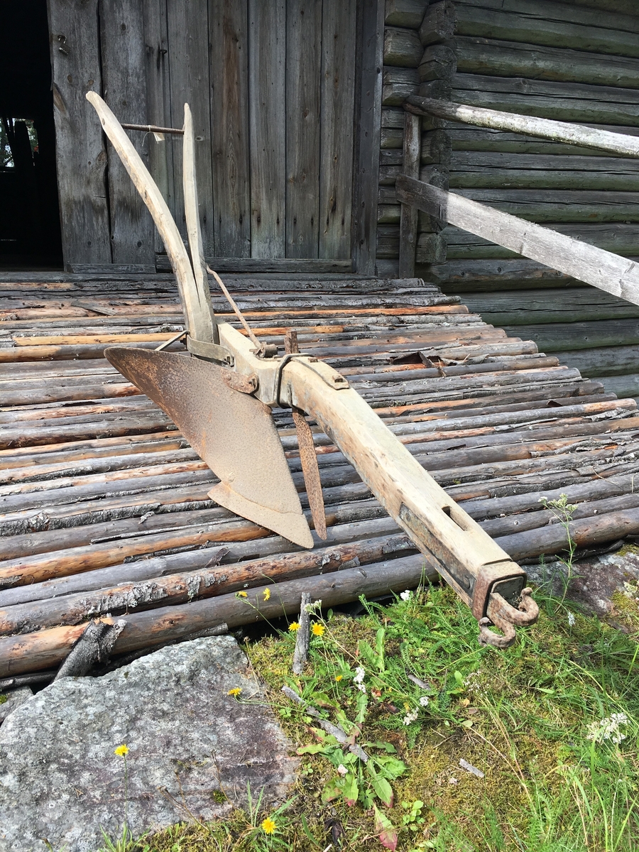 Hesteplog med treås, enskjærs. Kløyvd trestykke. Dybdesko forsvunnet pga råte. To trekkpunkt. Stiv ristel. Dybdesko mangler. Jordbruksredskap til hest hovedsakelig brukt av menn.

Tilstand god