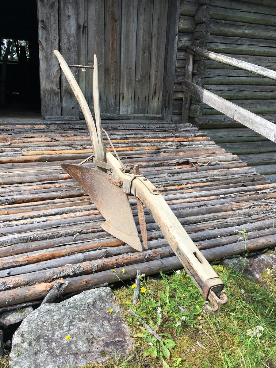 Hesteplog med treås, enskjærs. Kløyvd trestykke. Dybdesko forsvunnet pga råte. To trekkpunkt. Stiv ristel. Dybdesko mangler. Jordbruksredskap til hest hovedsakelig brukt av menn.

Tilstand god