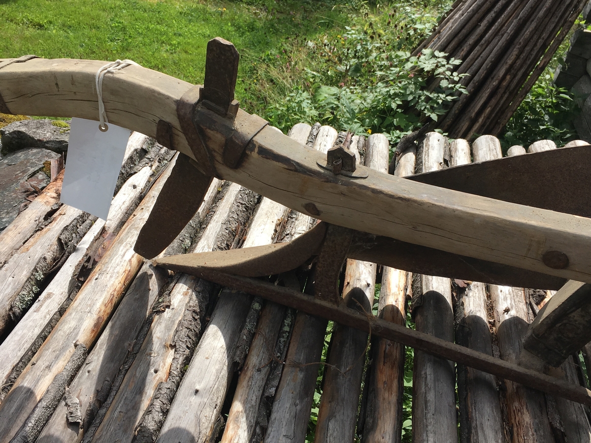 En Stiv ristel, dybdesko av tre. Tre trekkpunkter. Slitetre i håndtaket. Åsen slitt etter tomreipkjøring. Ettermontert ekstra trekkpunkt i form av et krokvokst trestykke. Jordbruksredskap til hest hovedsakelig brukt av menn.

Tilstand : Utmerket