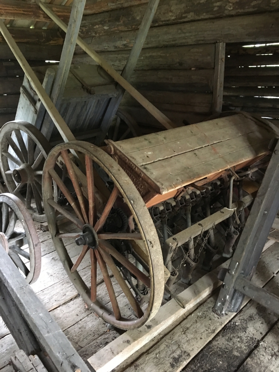 Hjulgående såmaskin med 11 labber. Dybderegulering med spak på høyre side, inn og ut kobling. Såtabell, papplate på underside av lokket. Original fastnøkkel hører med. Jordbruksredskap til hest hovedsakelig brukt av menn.

Tilstand god.