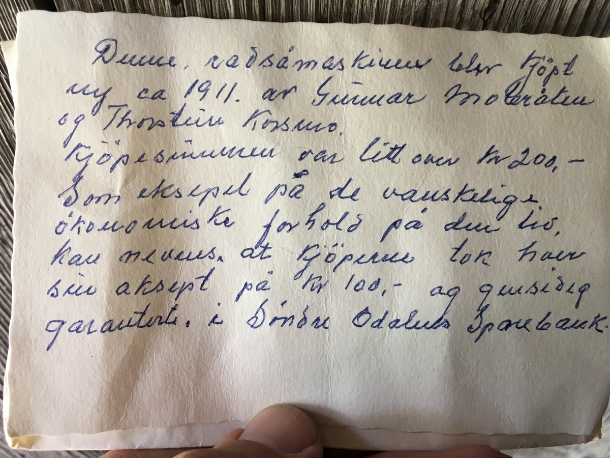 Hjulgående såmaskin med 11 labber. Dybderegulering med spak på høyre side, inn og ut kobling. Såtabell, papplate på underside av lokket. Original fastnøkkel hører med. Jordbruksredskap til hest hovedsakelig brukt av menn.

Tilstand god.