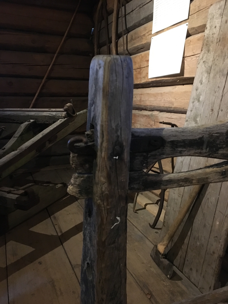 Høyslede (transport av vinterfôr) med høy bakkarm og lav framkarm. Dragfeste for slededrag. Hengsler til forkarm. Treplugger på begge sider av bukkene ned i meier. Krok til grinder på bakkarm. Tverrbrett med gjennomskåret dekor. Transportredskap til hest hovedsakelig brukt av menn.

Tilstand: slitt