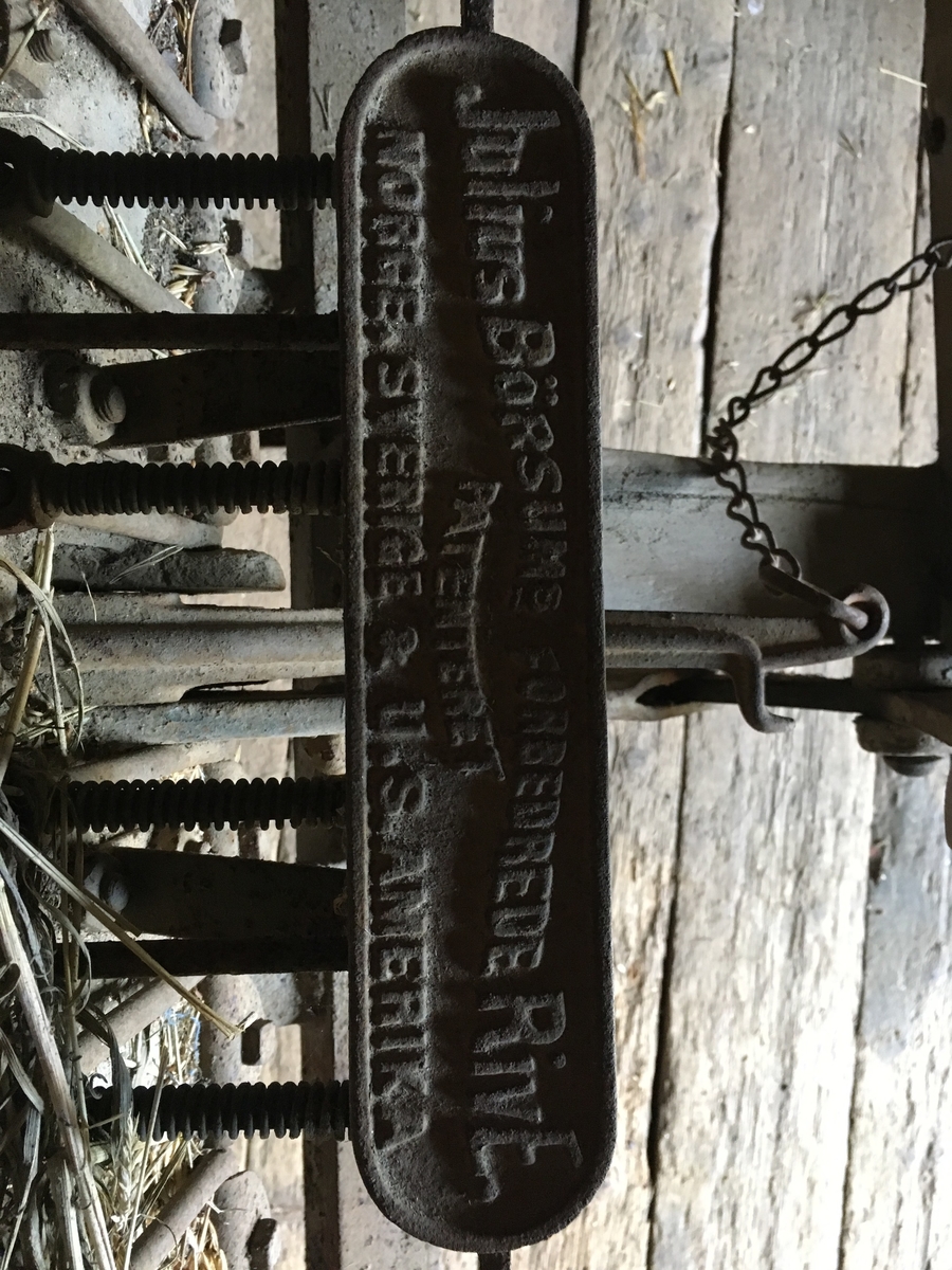 Høyrive med 26 tinder. 12 eiker. 2 ledd, dampbøyd.

Jordbruksredskap til hest ble hovedsakelig brukt av menn.

Tilstand God