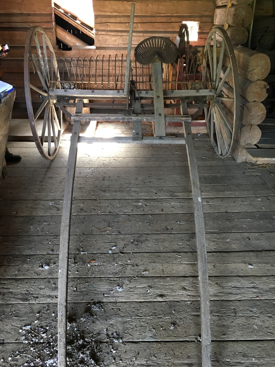 Hestetrukken rive for raking av høy. Fot og håndbetjent mekanisme for løfting av tinder via inngrep i hjulnav. Hjul av tre. Dampbøyd felg med 12 eiker, to felgstykker. Jordbruksredskap til hest hovedsakelig brukt av menn.

Tilstand god