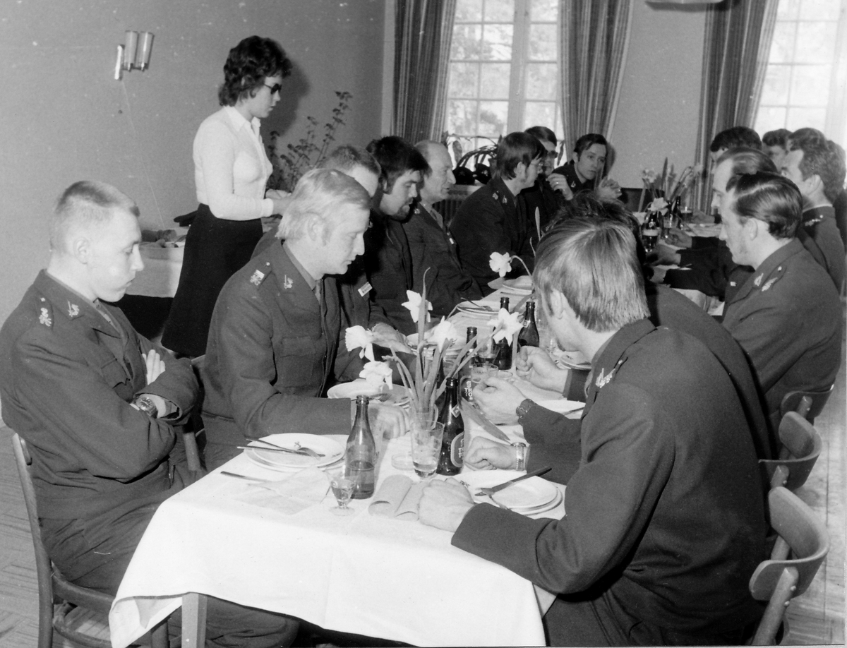 Avslutningslunch för Instruktörsskola 2 vid regementets Livkomp 1972

Bild 1: Fr.v. fj Lars Liljenstolpe, fu Tommy Jannerstad och bakom honom Lena Carlsson, (dotter till husmor på uoffmässen) senare husmor på KA 1.

Bild 2: Skolledningen avtackas. Sittande fu Bengt-Erik Larsson, stående förvaltare Arne Ljungsberg, kn Ola Ericsson, fj Lars Liljenstolpe, öfu Bengt-Arle Berg (P 18), fu Torbjörn Cairén och fu Tommy Jannerstad.

Bild 3-4: Ordföranden för underbefälsföreningen, rustm Erhard W Isacsson håller tal.

Bild 5-6: Regch öv Colliander delar ut betyg till eleverna.