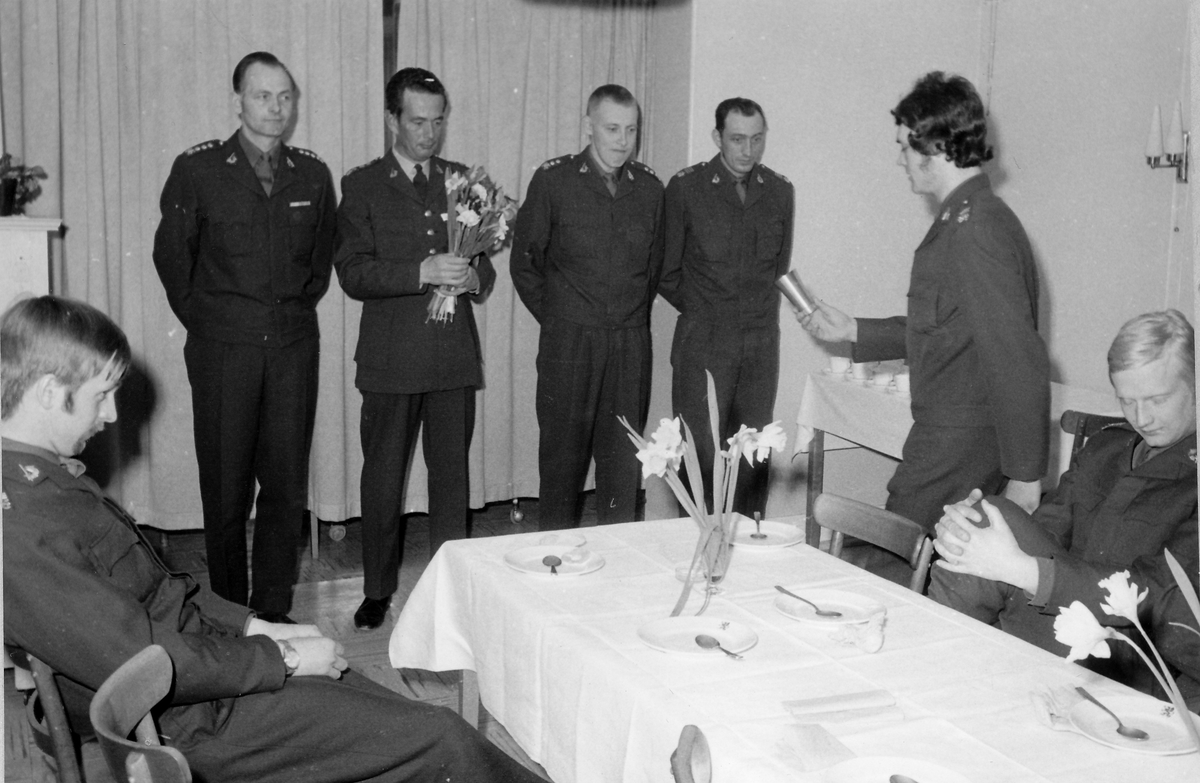 Avslutningslunch för Instruktörsskola 2 vid regementets Livkomp 1972

Bild 1: Fr.v. fj Lars Liljenstolpe, fu Tommy Jannerstad och bakom honom Lena Carlsson, (dotter till husmor på uoffmässen) senare husmor på KA 1.

Bild 2: Skolledningen avtackas. Sittande fu Bengt-Erik Larsson, stående förvaltare Arne Ljungsberg, kn Ola Ericsson, fj Lars Liljenstolpe, öfu Bengt-Arle Berg (P 18), fu Torbjörn Cairén och fu Tommy Jannerstad.

Bild 3-4: Ordföranden för underbefälsföreningen, rustm Erhard W Isacsson håller tal.

Bild 5-6: Regch öv Colliander delar ut betyg till eleverna.