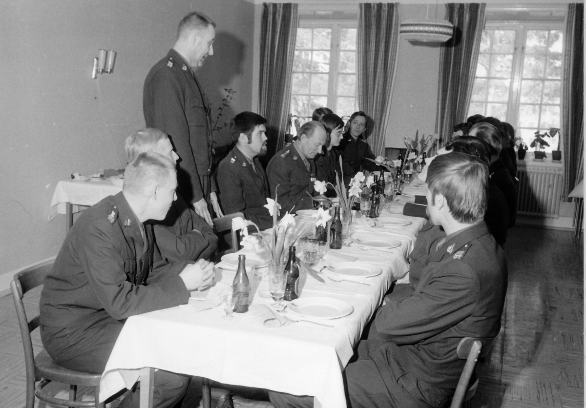 Avslutningslunch för Instruktörsskola 2 vid regementets Livkomp 1972

Bild 1: Fr.v. fj Lars Liljenstolpe, fu Tommy Jannerstad och bakom honom Lena Carlsson, (dotter till husmor på uoffmässen) senare husmor på KA 1.

Bild 2: Skolledningen avtackas. Sittande fu Bengt-Erik Larsson, stående förvaltare Arne Ljungsberg, kn Ola Ericsson, fj Lars Liljenstolpe, öfu Bengt-Arle Berg (P 18), fu Torbjörn Cairén och fu Tommy Jannerstad.

Bild 3-4: Ordföranden för underbefälsföreningen, rustm Erhard W Isacsson håller tal.

Bild 5-6: Regch öv Colliander delar ut betyg till eleverna.