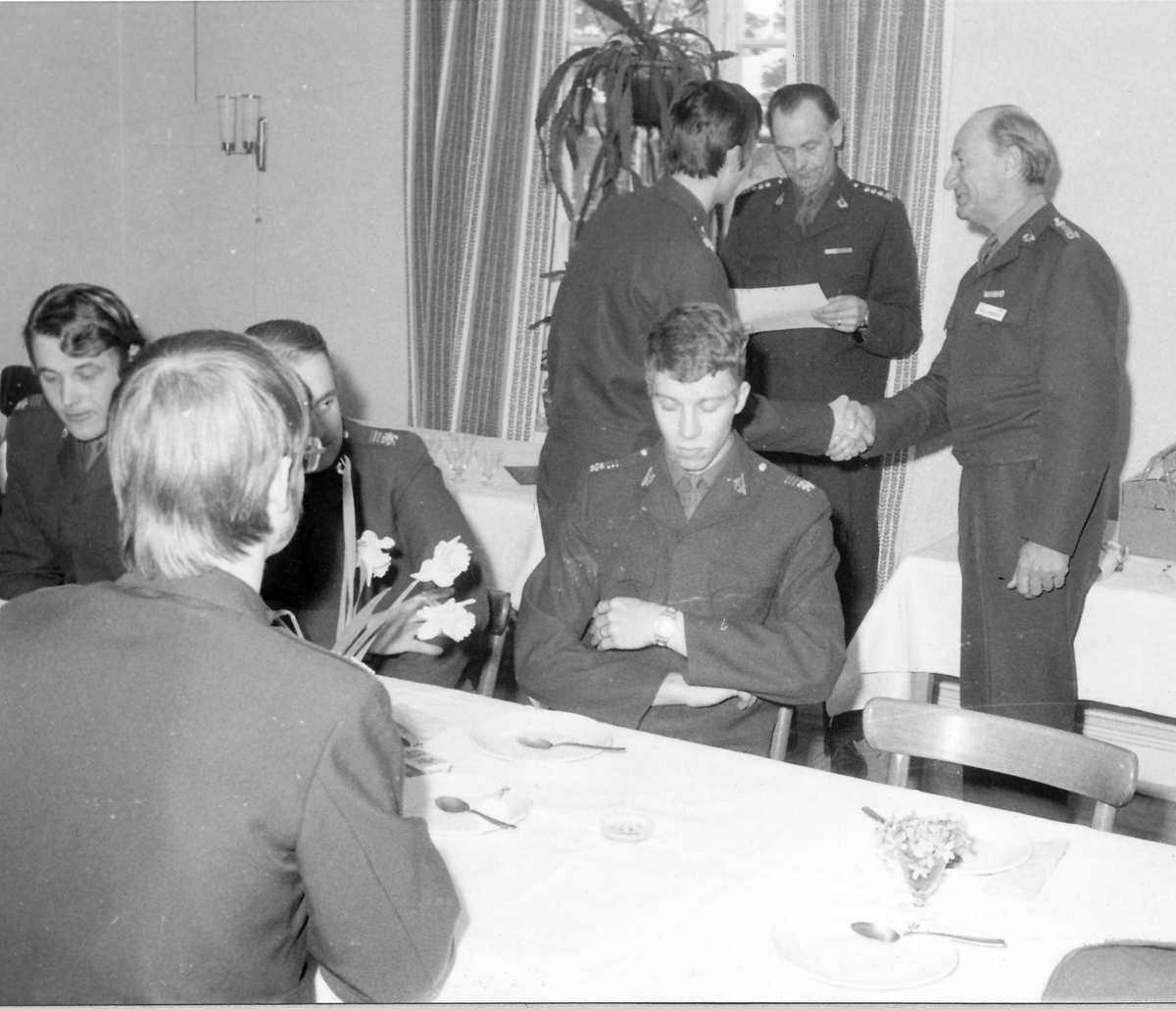 Avslutningslunch för Instruktörsskola 2 vid regementets Livkomp 1972

Bild 1: Fr.v. fj Lars Liljenstolpe, fu Tommy Jannerstad och bakom honom Lena Carlsson, (dotter till husmor på uoffmässen) senare husmor på KA 1.

Bild 2: Skolledningen avtackas. Sittande fu Bengt-Erik Larsson, stående förvaltare Arne Ljungsberg, kn Ola Ericsson, fj Lars Liljenstolpe, öfu Bengt-Arle Berg (P 18), fu Torbjörn Cairén och fu Tommy Jannerstad.

Bild 3-4: Ordföranden för underbefälsföreningen, rustm Erhard W Isacsson håller tal.

Bild 5-6: Regch öv Colliander delar ut betyg till eleverna.