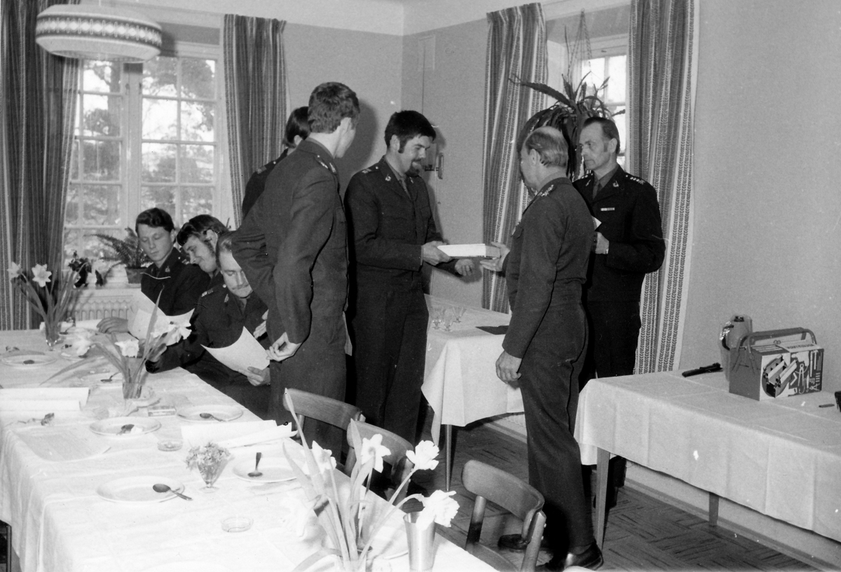 Avslutningslunch för Instruktörsskola 2 vid regementets Livkomp 1972

Bild 1: Fr.v. fj Lars Liljenstolpe, fu Tommy Jannerstad och bakom honom Lena Carlsson, (dotter till husmor på uoffmässen) senare husmor på KA 1.

Bild 2: Skolledningen avtackas. Sittande fu Bengt-Erik Larsson, stående förvaltare Arne Ljungsberg, kn Ola Ericsson, fj Lars Liljenstolpe, öfu Bengt-Arle Berg (P 18), fu Torbjörn Cairén och fu Tommy Jannerstad.

Bild 3-4: Ordföranden för underbefälsföreningen, rustm Erhard W Isacsson håller tal.

Bild 5-6: Regch öv Colliander delar ut betyg till eleverna.