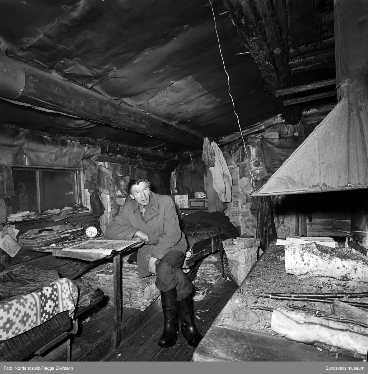 Tidigare skidlöparstjärnan Lars-Teodor Jonsson i sin bostad, en enslig skogskoja i Lill-Allvattnet, Strömsund, där han levde till nära 90 års ålder. Stugan har senare flyttats och finns bevarad på hembygdsgården i Strömsund. Reportagebilder för Expressen.