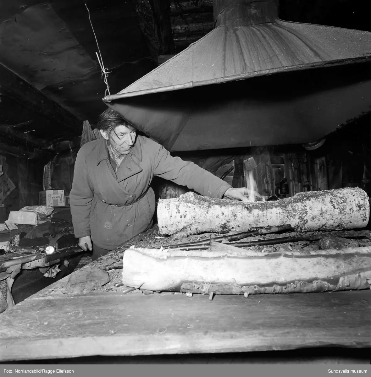 Tidigare skidlöparstjärnan Lars-Teodor Jonsson i sin bostad, en enslig skogskoja i Lill-Allvattnet, Strömsund, där han levde till nära 90 års ålder. Stugan har senare flyttats och finns bevarad på hembygdsgården i Strömsund. Reportagebilder för Expressen.
