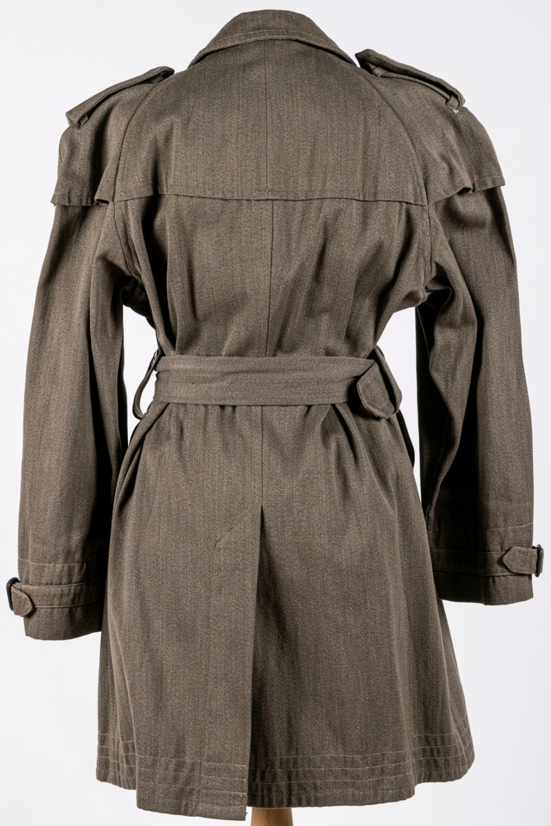 Trenchcoat i juniorstorlek. Märke Vargen.
Etikett med texten: MATTS´ Junior FALUN.