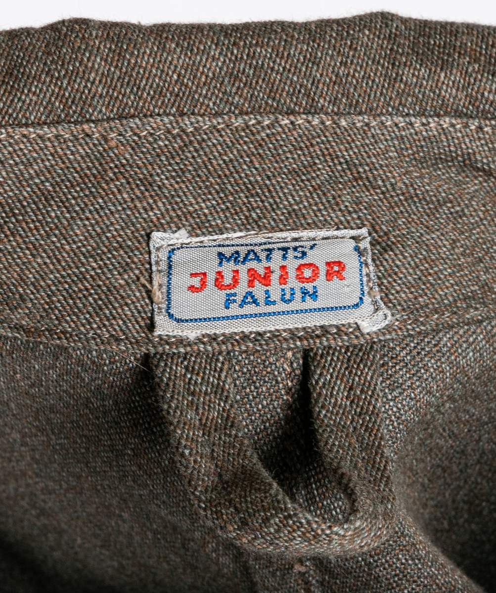 Trenchcoat i juniorstorlek. Märke Vargen.
Etikett med texten: MATTS´ Junior FALUN.
