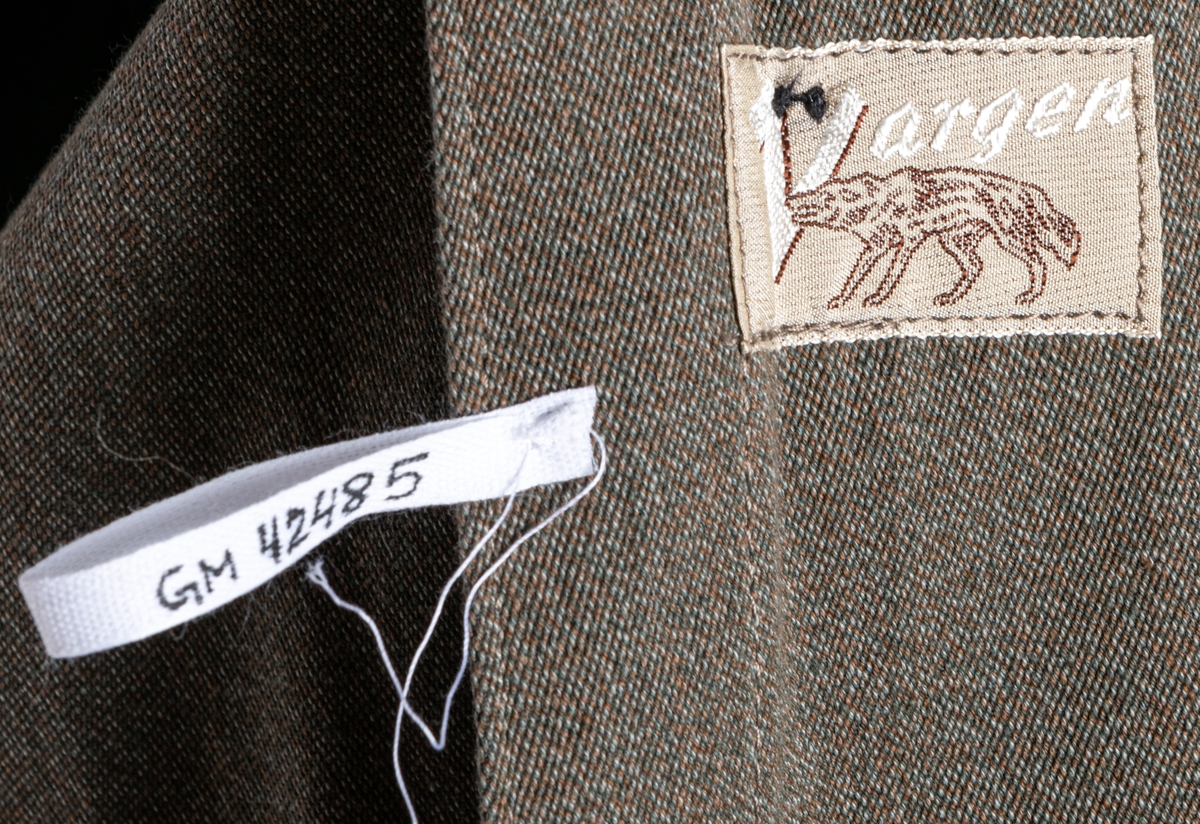 Trenchcoat i juniorstorlek. Märke Vargen.
Etikett med texten: MATTS´ Junior FALUN.