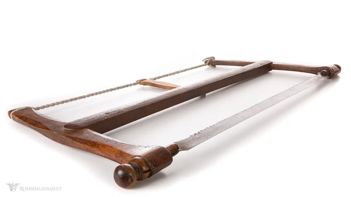 Håndsag der sagbladet er festet i en treramme og strammes ved hjelp av en spildre(strammepinne), som tvinner et tau, og som låses mot sagåsen(midtstokken), som er klauvet(felt inn på) sagarmene. Dreide knotter for festing og regulering av sagbladet. Sagblad med tenner for kløyving heller enn kapping.