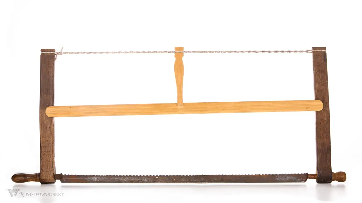 Håndsag der sagbladet er festet i en treramme og strammes ved hjelp av en spildre(strammepinne), som tvinner et tau, og som låses mot sagåsen(midtstokken), som er klauvet(felt inn på) sagarmene. Dreide knott og håndtak for festing og regulering av sagbladet. Sagblad med tenner for kløyving/fotsaging heller enn kapping, nope som også håndtaket på den ene siden indikerer.