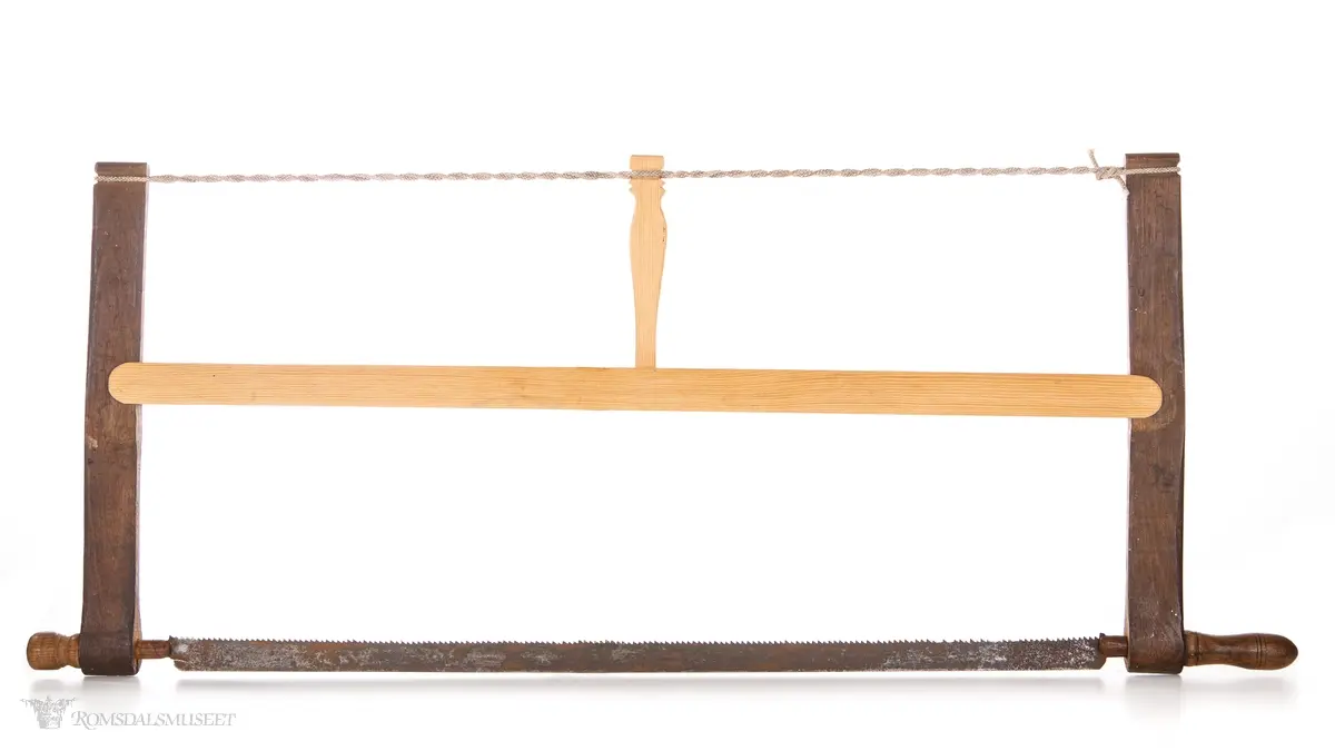 Håndsag der sagbladet er festet i en treramme og strammes ved hjelp av en spildre(strammepinne), som tvinner et tau, og som låses mot sagåsen(midtstokken), som er klauvet(felt inn på) sagarmene. Dreide knott og håndtak for festing og regulering av sagbladet. Sagblad med tenner for kløyving/fotsaging heller enn kapping, nope som også håndtaket på den ene siden indikerer.