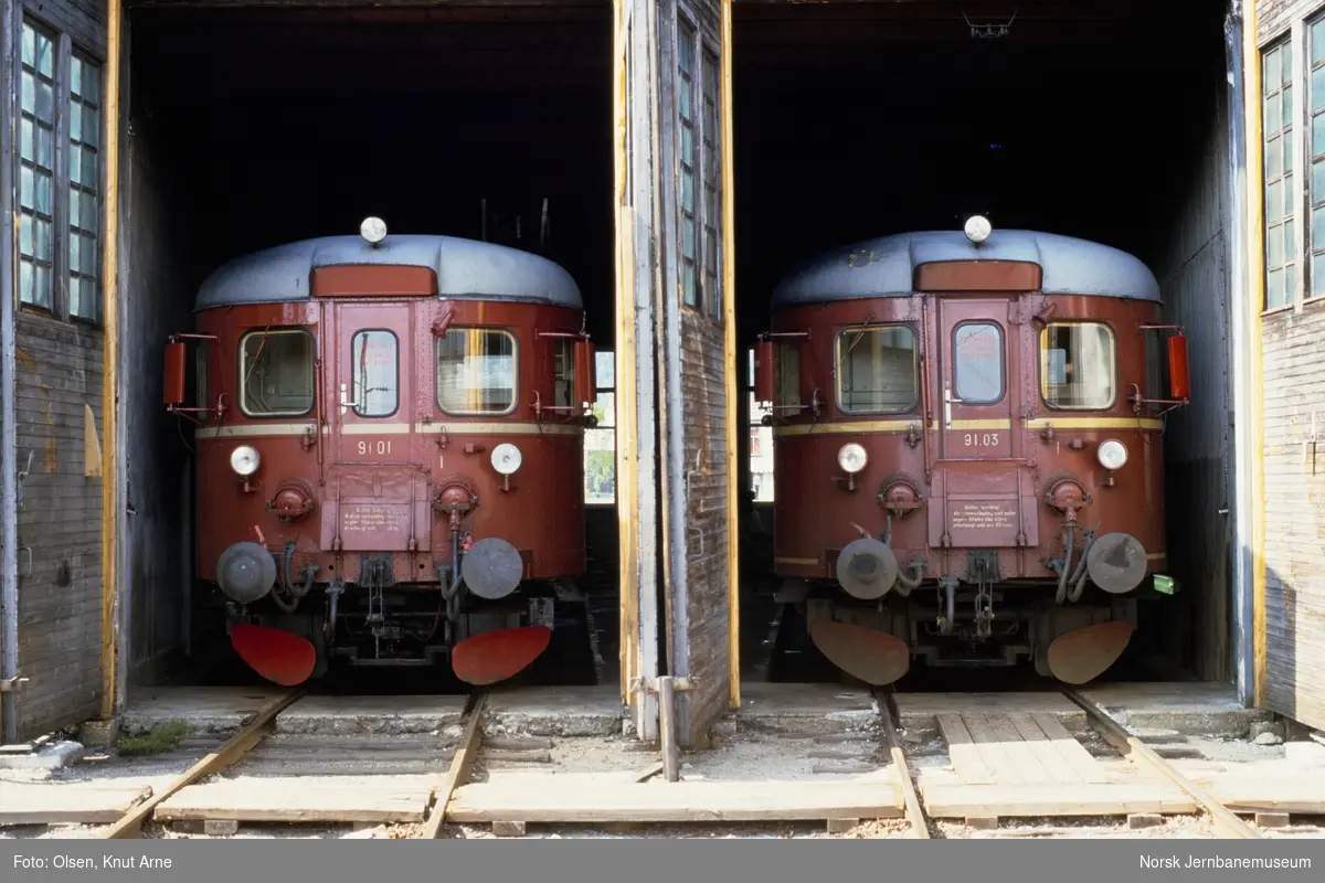 Dieselmotorvogn BM 91 01 og BM 91 03 i lokomotivstallen på Kongsberg stasjon