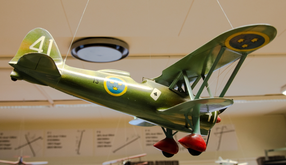 Skala 1:20 J 11, Fiat CR 42. Modellen är målad enl Målningsritningar för flygplanstypen och märkt med vita siffror 41 samt spader ess, F 13.